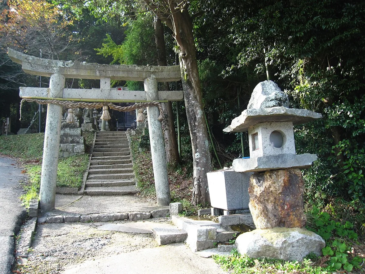 赤猪岩神社の鳥居と参道