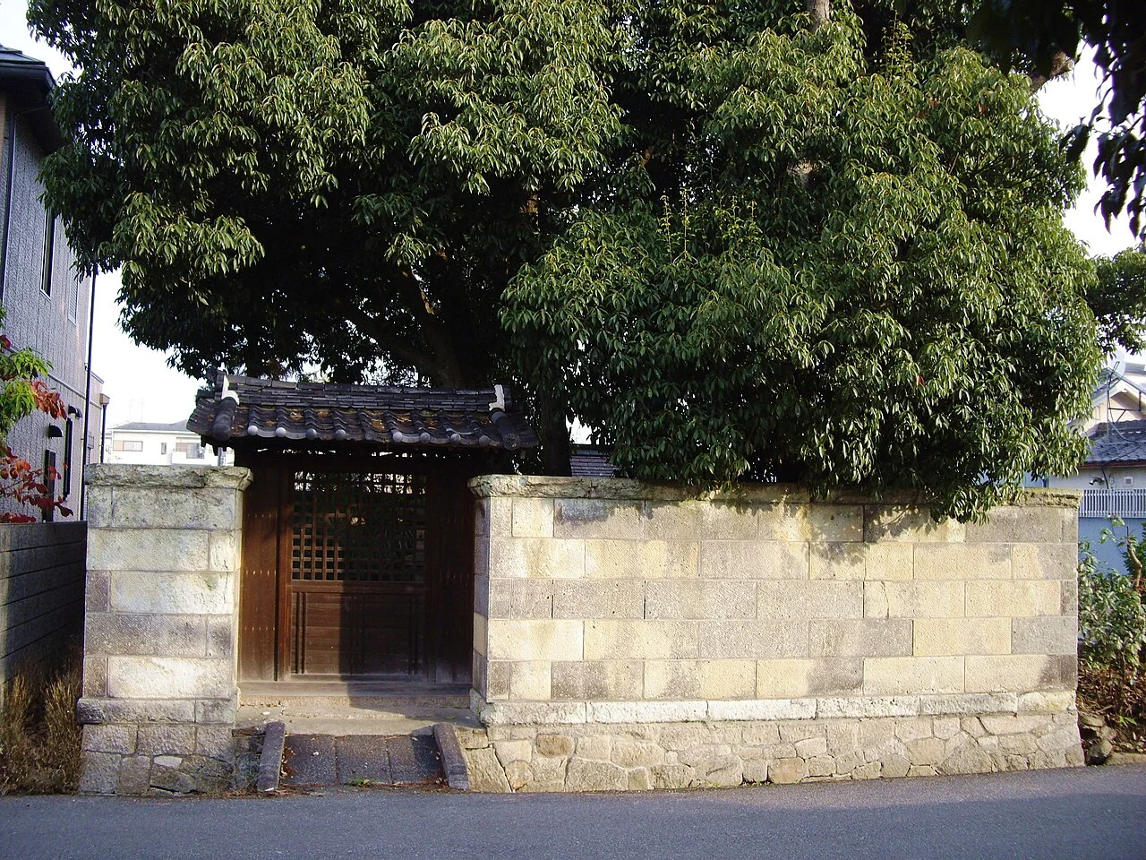 石上穴穂宮の伝承地