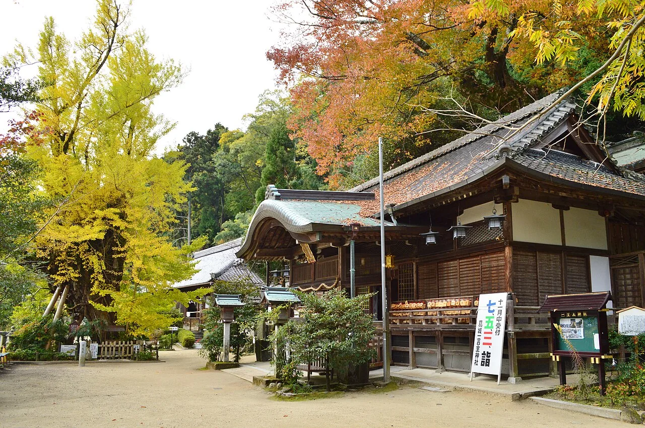 葛城一言主神社の拝殿とイチョウ