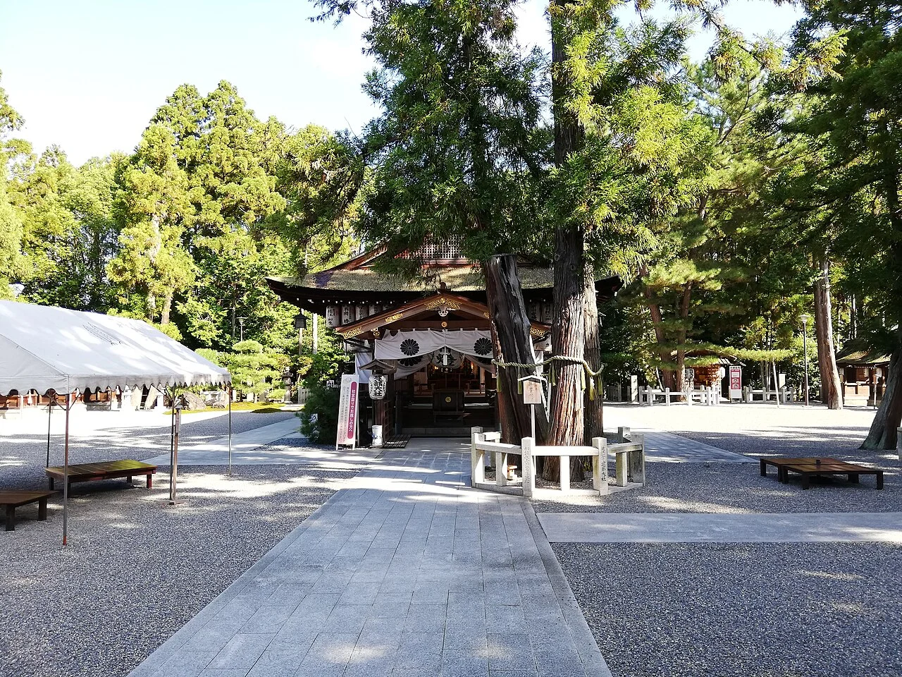 建部大社の拝殿