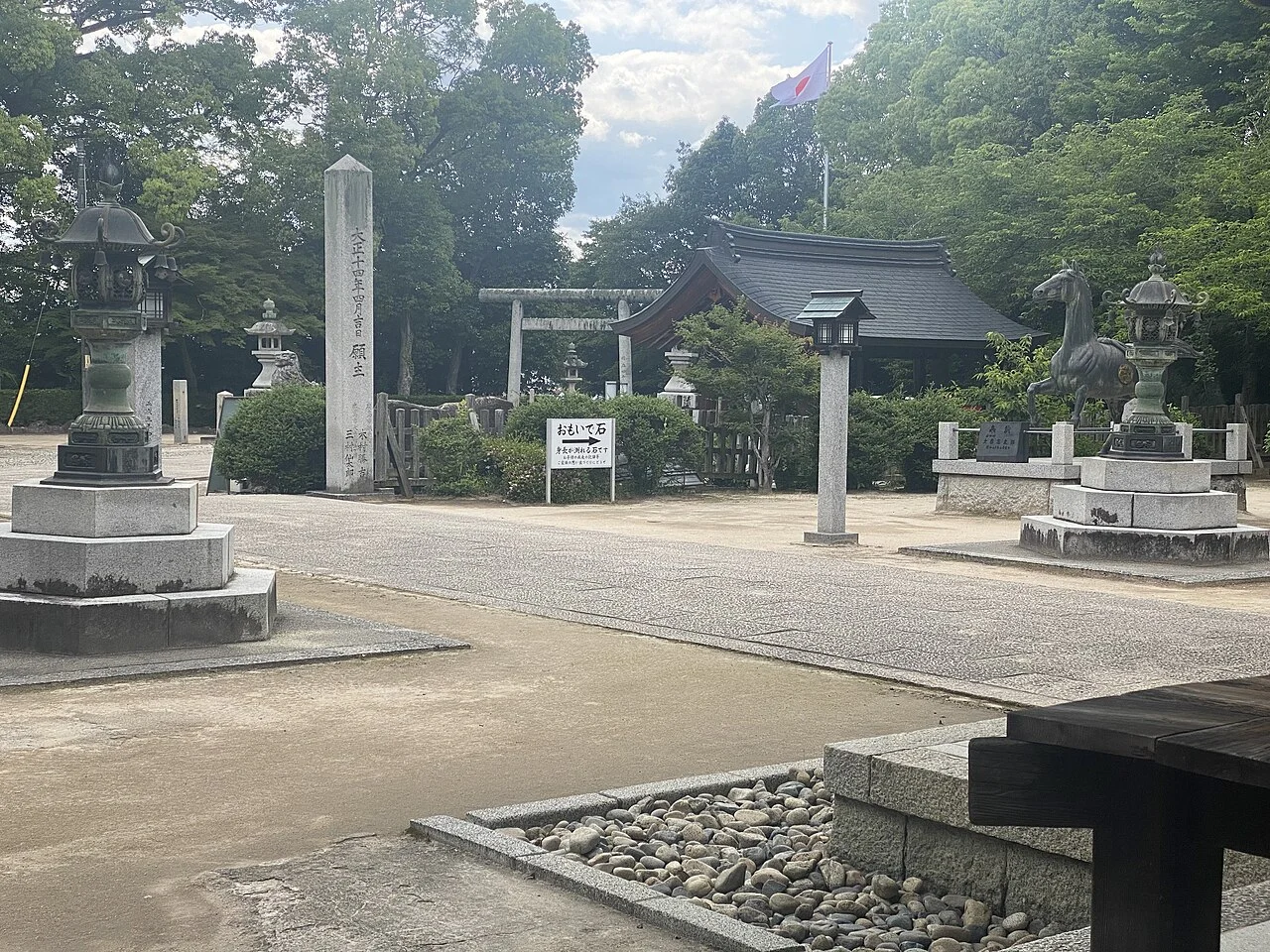 多家神社の境内